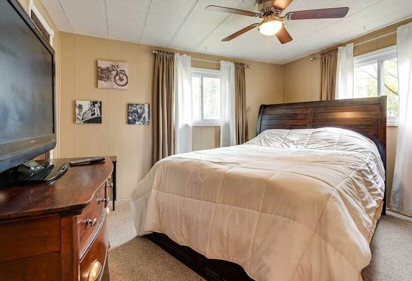 Cozy Bay City Abode W/ Deck & Fire Pit, Near Lakes