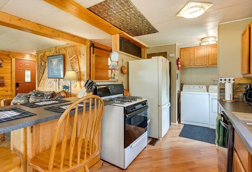 Cozy Bay City Abode W/ Deck & Fire Pit, Near Lakes