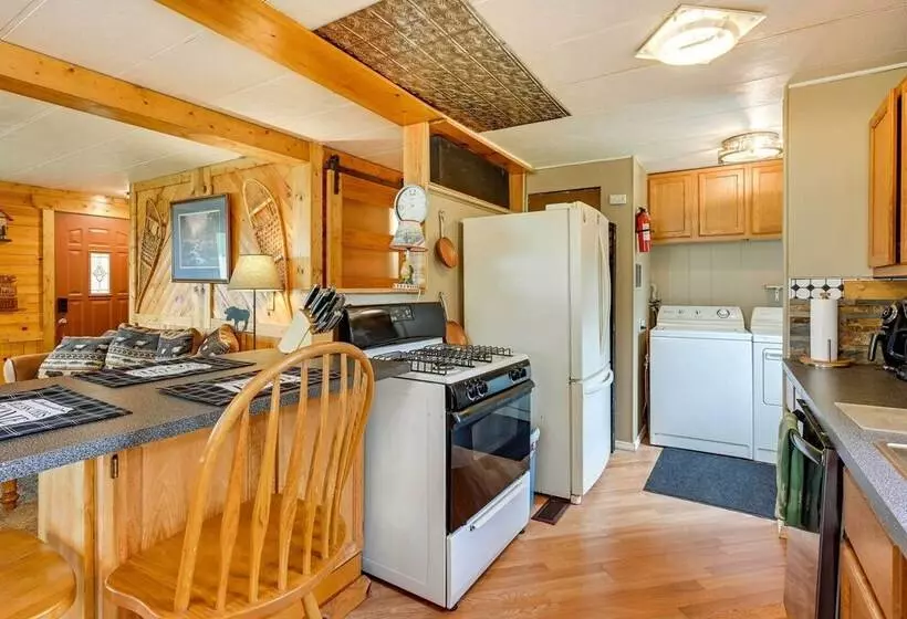 Cozy Bay City Abode W/ Deck & Fire Pit, Near Lakes