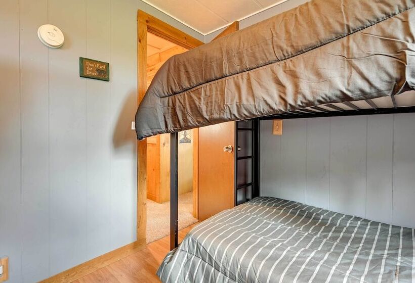 Cozy Bay City Abode W/ Deck & Fire Pit, Near Lakes