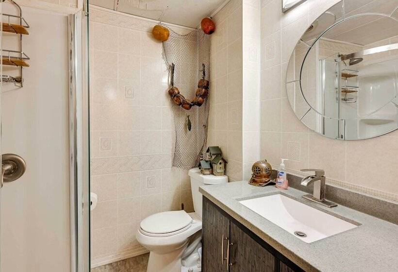 Cozy Bay City Abode W/ Deck & Fire Pit, Near Lakes