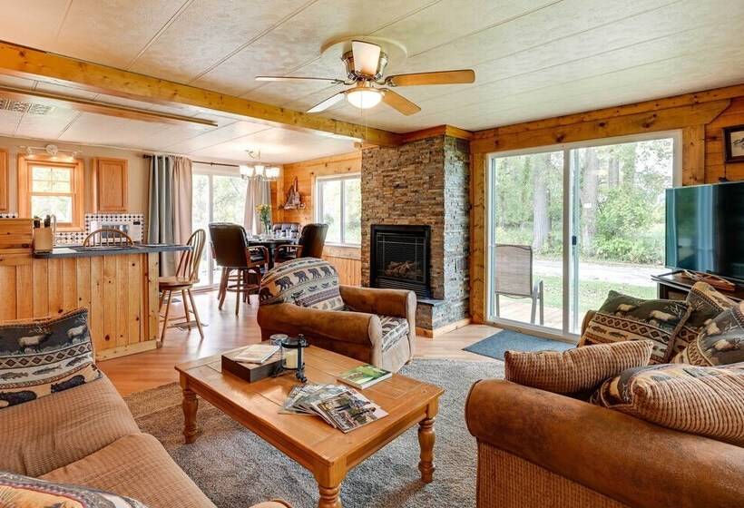 Cozy Bay City Abode W/ Deck & Fire Pit, Near Lakes