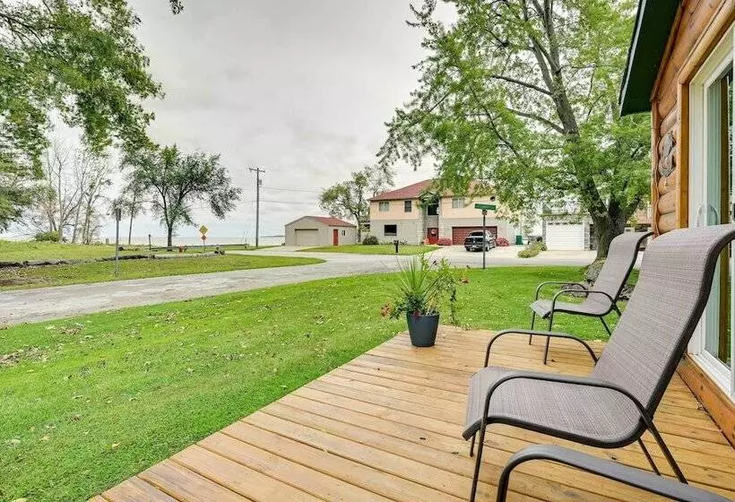 Cozy Bay City Abode W/ Deck & Fire Pit, Near Lakes