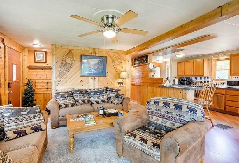 Cozy Bay City Abode W/ Deck & Fire Pit, Near Lakes