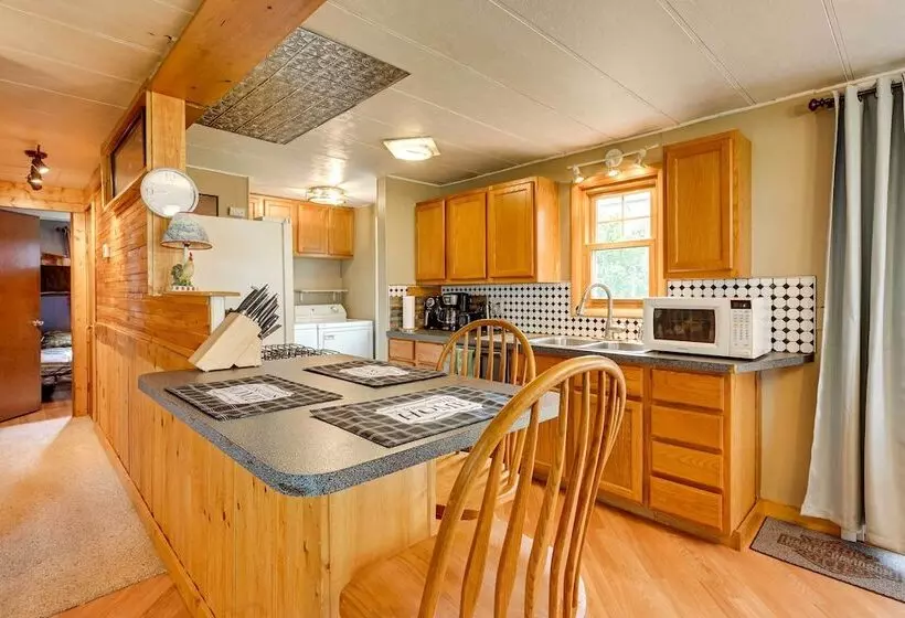 Cozy Bay City Abode W/ Deck & Fire Pit, Near Lakes