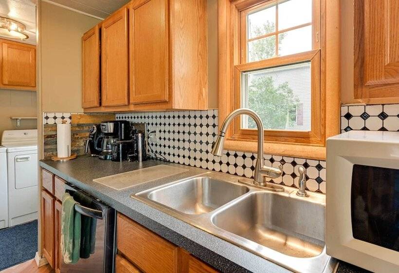 Cozy Bay City Abode W/ Deck & Fire Pit, Near Lakes