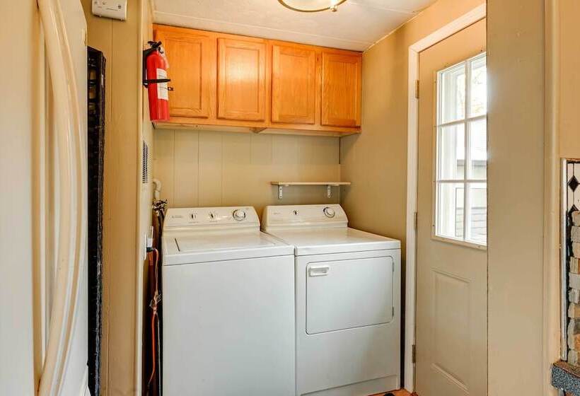 Cozy Bay City Abode W/ Deck & Fire Pit, Near Lakes