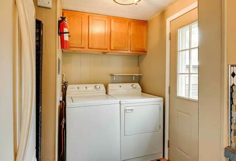 Cozy Bay City Abode W/ Deck & Fire Pit, Near Lakes