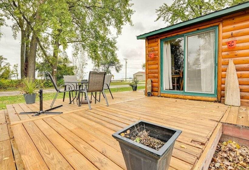 Cozy Bay City Abode W/ Deck & Fire Pit, Near Lakes
