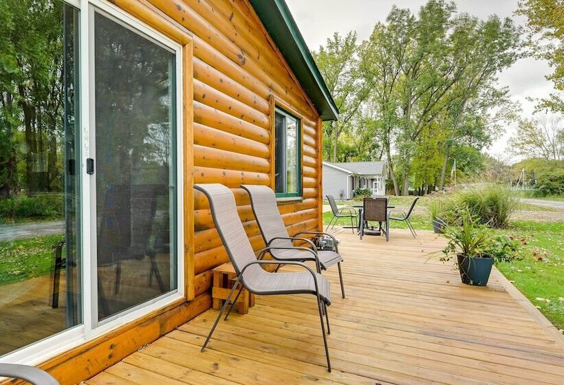 Cozy Bay City Abode W/ Deck & Fire Pit, Near Lakes
