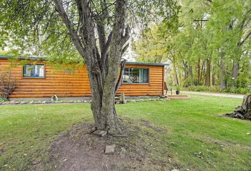 Cozy Bay City Abode W/ Deck & Fire Pit, Near Lakes