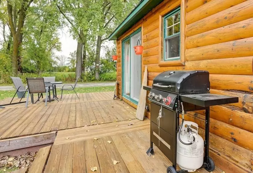 Cozy Bay City Abode W/ Deck & Fire Pit, Near Lakes