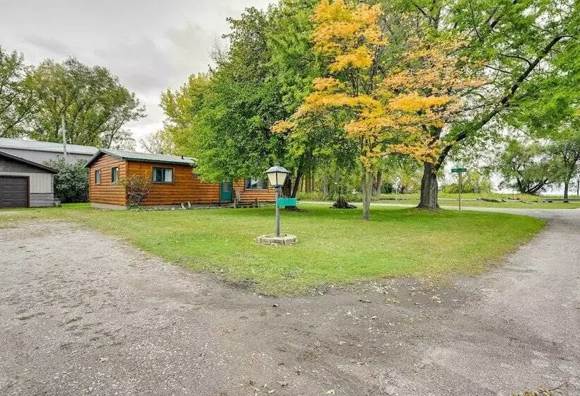Cozy Bay City Abode W/ Deck & Fire Pit, Near Lakes