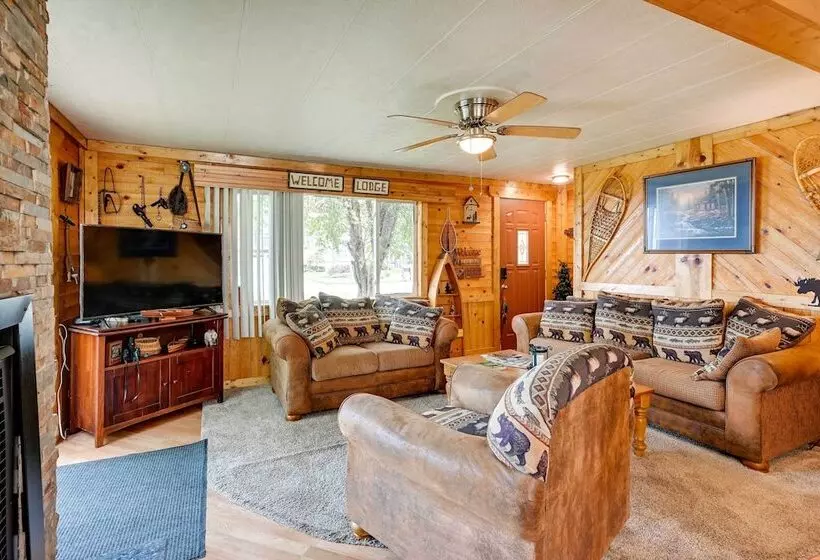 Cozy Bay City Abode W/ Deck & Fire Pit, Near Lakes