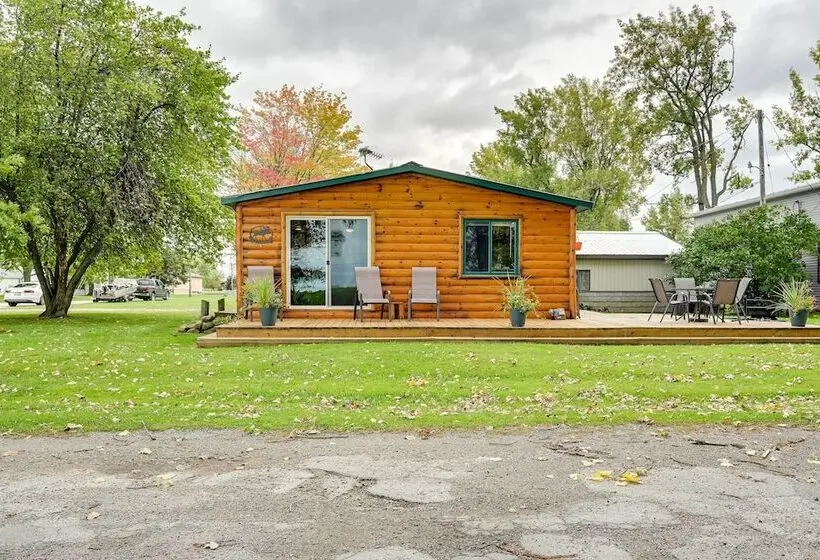 Cozy Bay City Abode W/ Deck & Fire Pit, Near Lakes