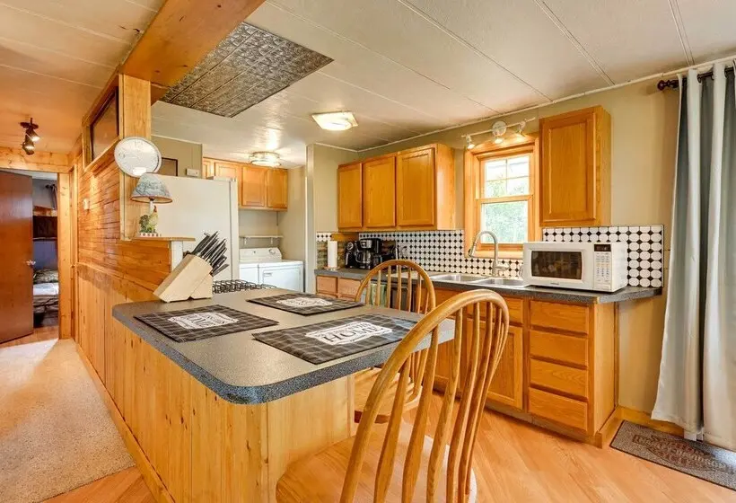 Cozy Bay City Abode W/ Deck & Fire Pit, Near Lakes