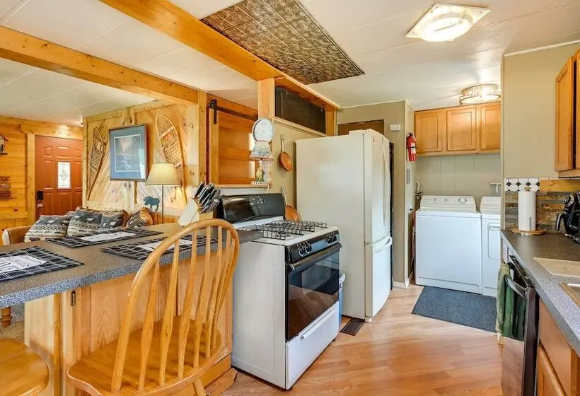 Cozy Bay City Abode W/ Deck & Fire Pit, Near Lakes