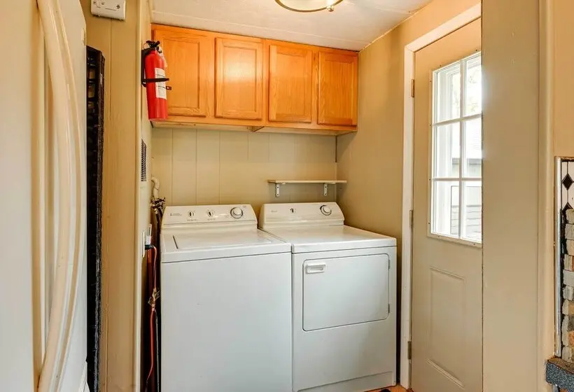Cozy Bay City Abode W/ Deck & Fire Pit, Near Lakes