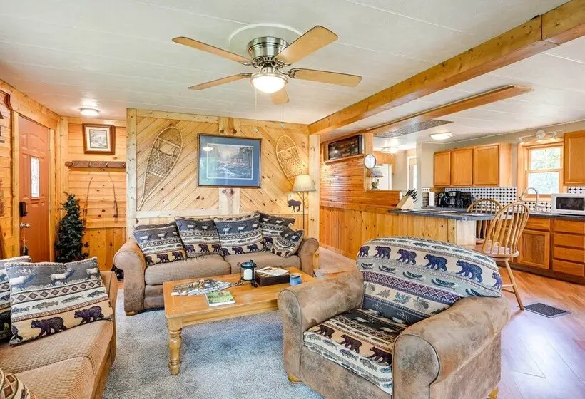 Cozy Bay City Abode W/ Deck & Fire Pit, Near Lakes