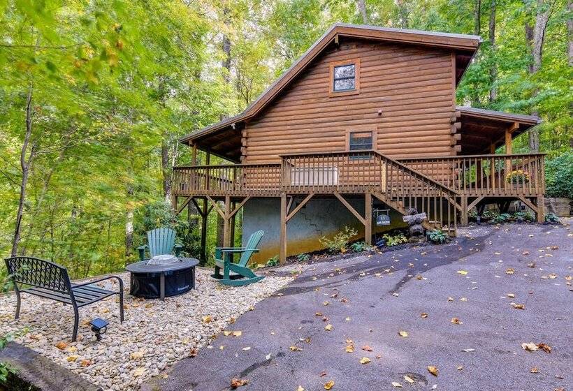 Cozy North Carolina Cabin W/ Hot Tub & Fire Pit!