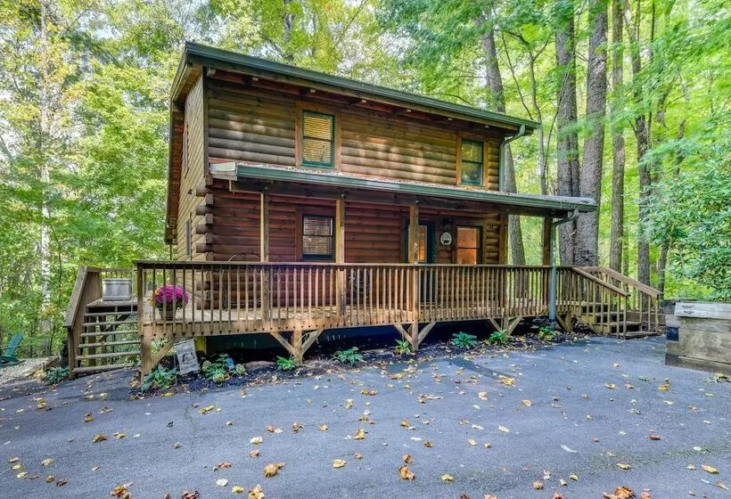 Cozy North Carolina Cabin W/ Hot Tub & Fire Pit!