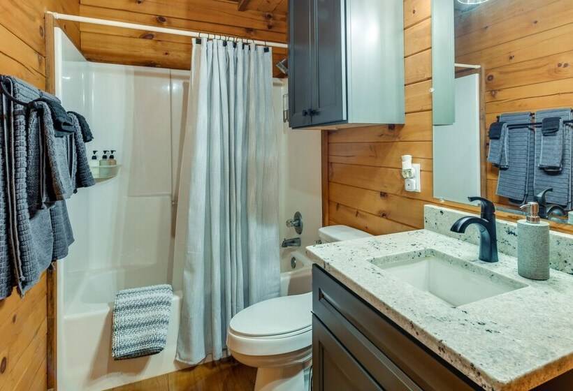 Cozy North Carolina Cabin W/ Hot Tub & Fire Pit!