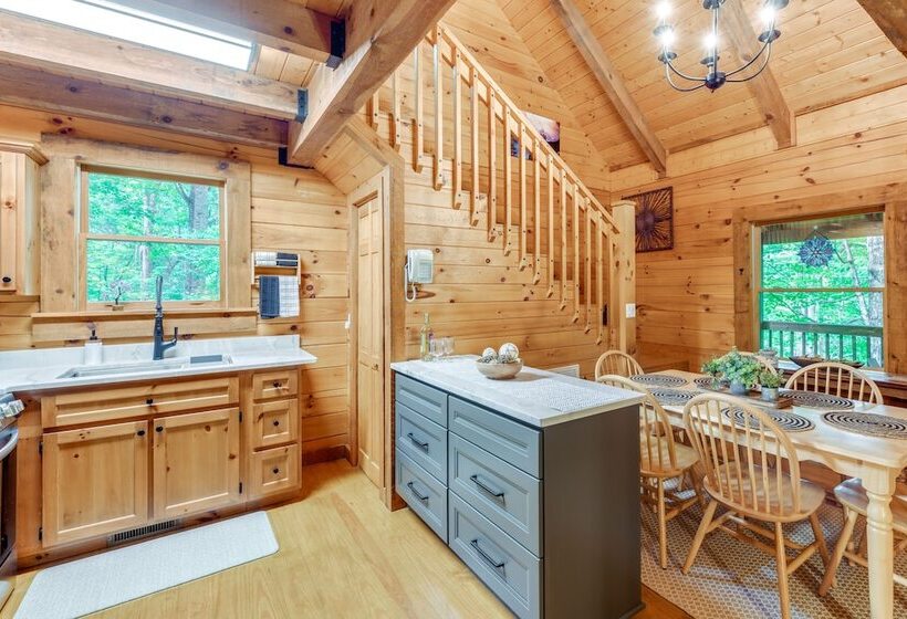 Cozy North Carolina Cabin W/ Hot Tub & Fire Pit!