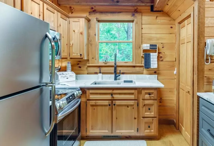Cozy North Carolina Cabin W/ Hot Tub & Fire Pit!