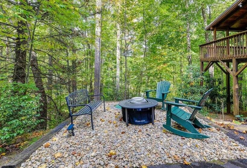 Cozy North Carolina Cabin W/ Hot Tub & Fire Pit!