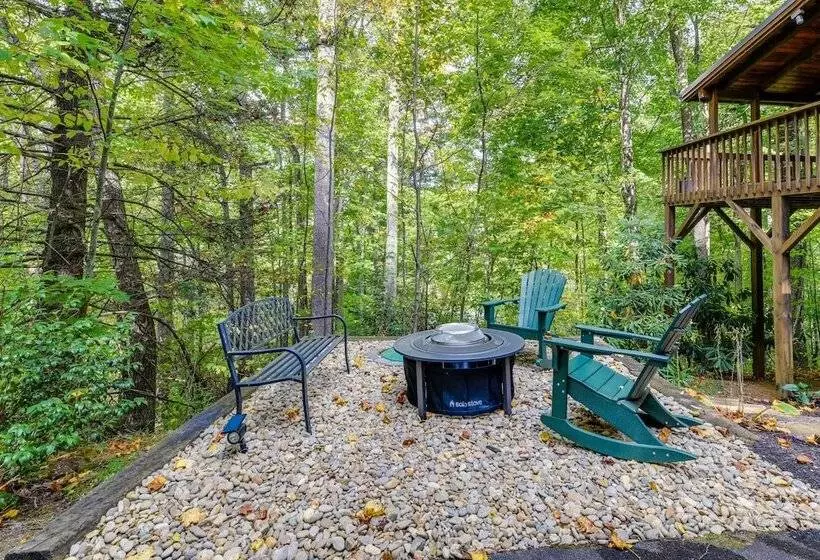 Cozy North Carolina Cabin W/ Hot Tub & Fire Pit!
