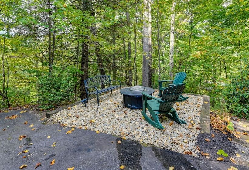 Cozy North Carolina Cabin W/ Hot Tub & Fire Pit!