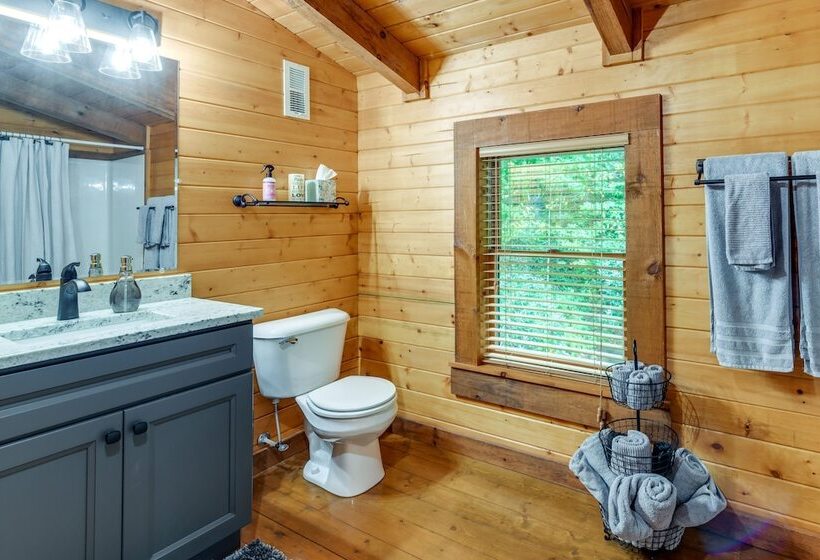 Cozy North Carolina Cabin W/ Hot Tub & Fire Pit!