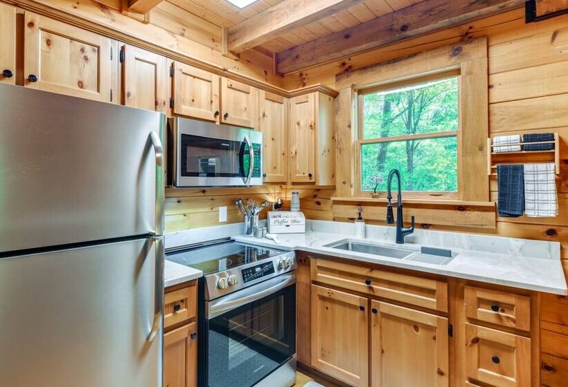Cozy North Carolina Cabin W/ Hot Tub & Fire Pit!
