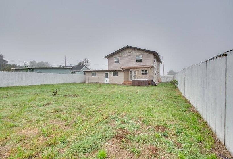 Crescent City Home W/ Hot Tub: Half Block To Beach