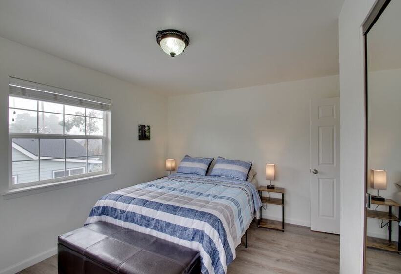 Crescent City Home W/ Hot Tub: Half Block To Beach