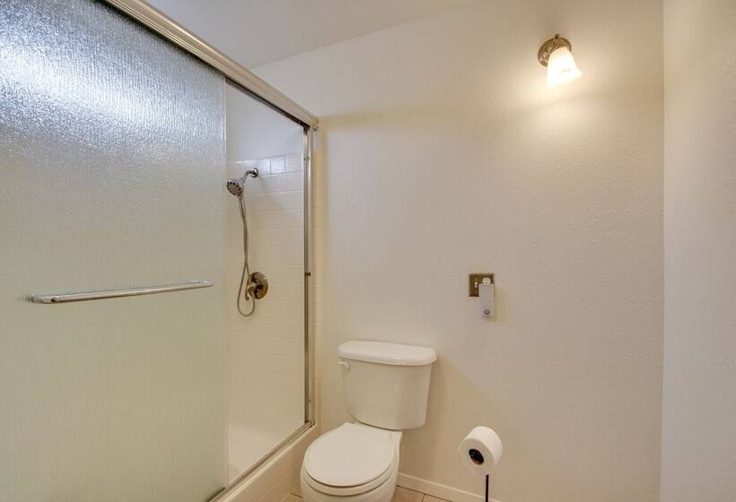 Crescent City Home W/ Hot Tub: Half Block To Beach