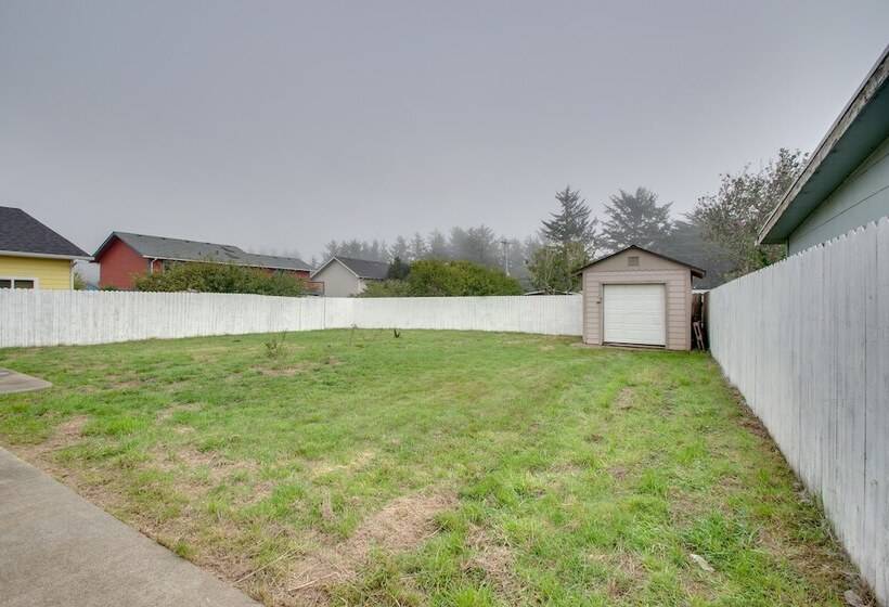 Crescent City Home W/ Hot Tub: Half Block To Beach