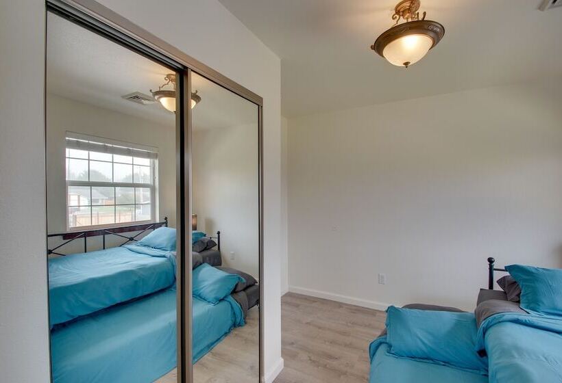 Crescent City Home W/ Hot Tub: Half Block To Beach