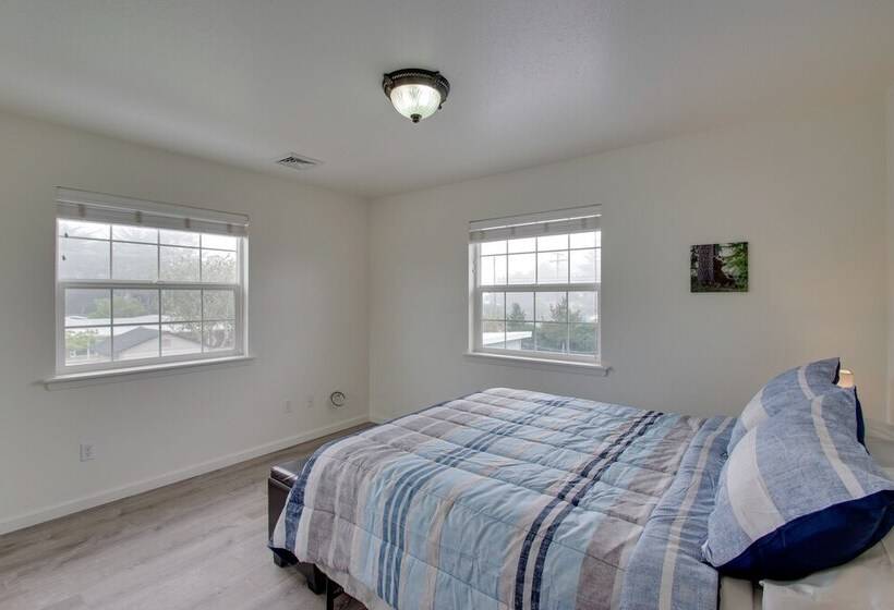 Crescent City Home W/ Hot Tub: Half Block To Beach