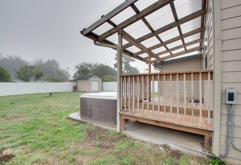 Crescent City Home W/ Hot Tub: Half Block To Beach