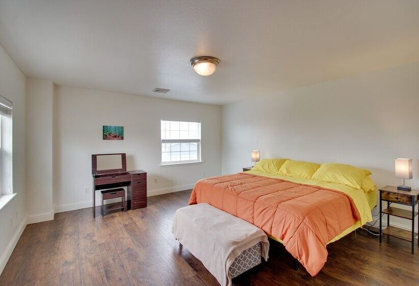 Crescent City Home W/ Hot Tub: Half Block To Beach