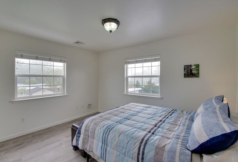 Crescent City Home W/ Hot Tub: Half Block To Beach