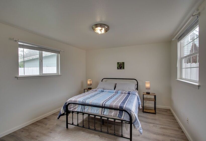 Crescent City Home W/ Hot Tub: Half Block To Beach