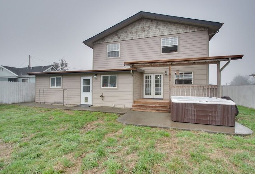 Crescent City Home W/ Hot Tub: Half Block To Beach