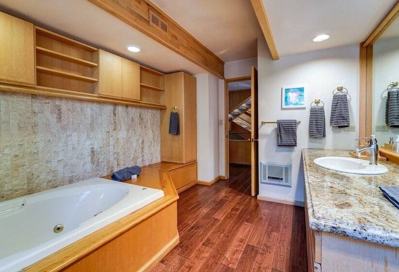 Expansive Tahoe Donner House With Hot Tub!