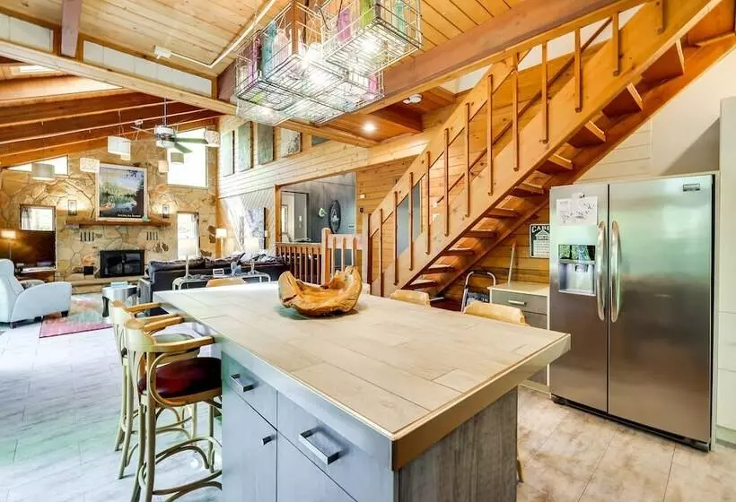 Gorgeous Bushkills Lodge W/ Pool Access!