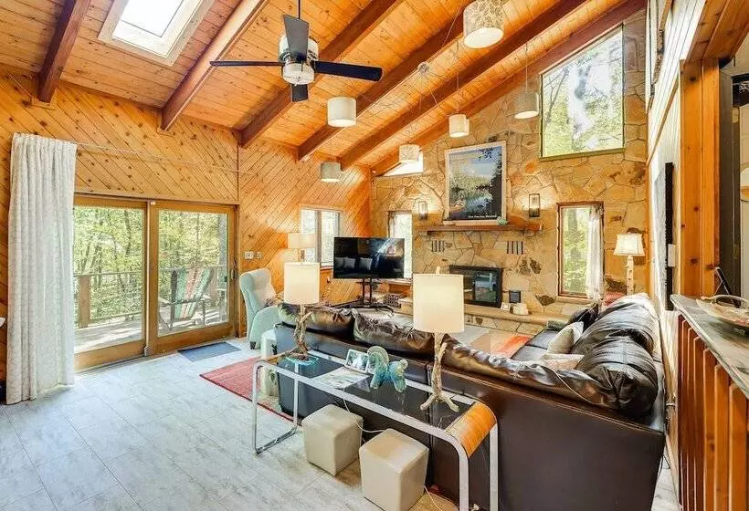 Gorgeous Bushkills Lodge W/ Pool Access!