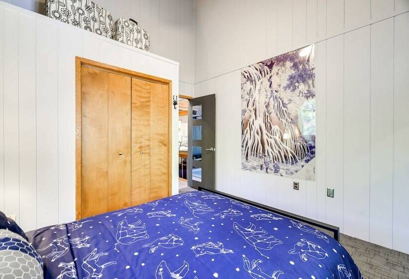 Gorgeous Bushkills Lodge W/ Pool Access!