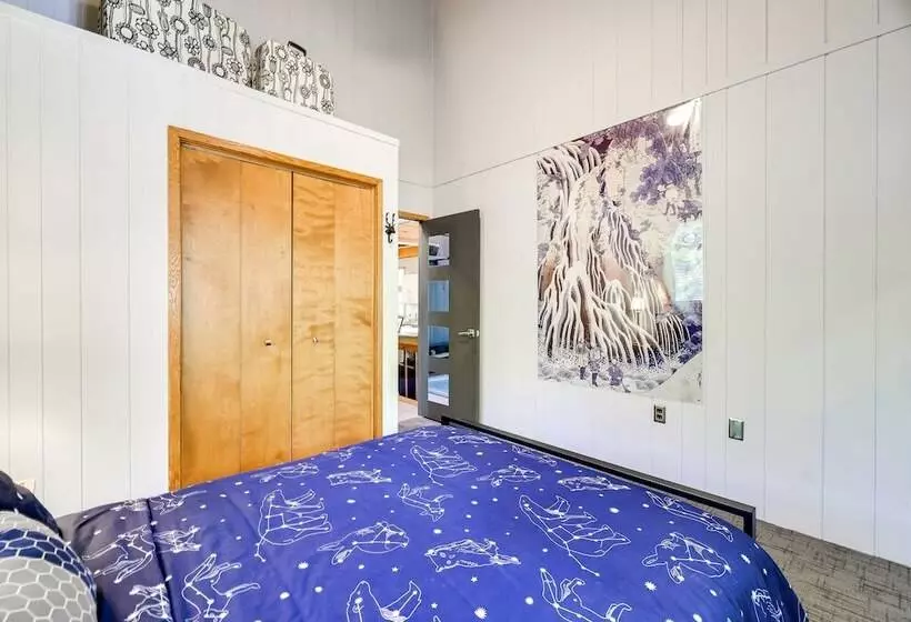 Gorgeous Bushkills Lodge W/ Pool Access!