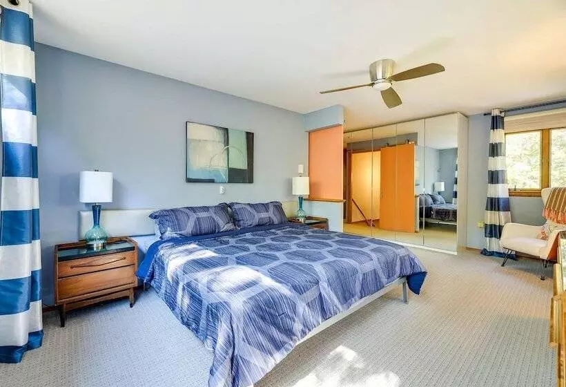 Gorgeous Bushkills Lodge W/ Pool Access!